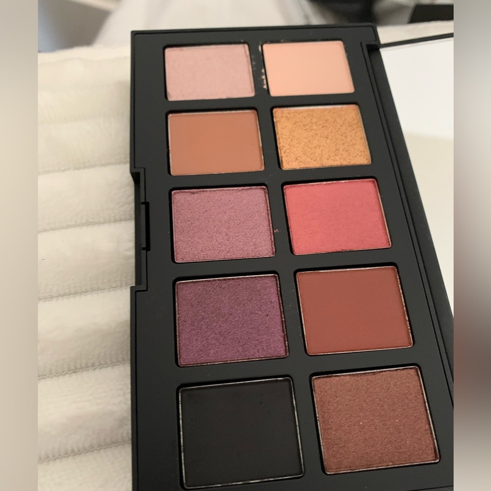 Haus Labs eyeshadow palette in Fame